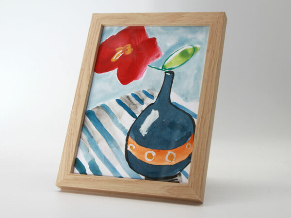 Rote Blume in einer blauen Vase – Malerei mit mediterranem Flair