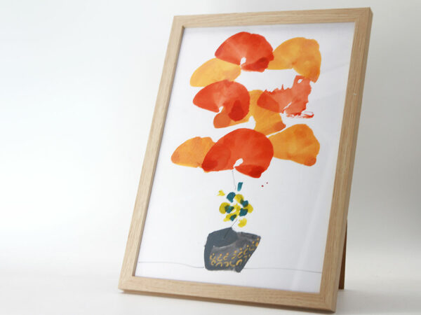 Wanddekoration: Orangefarbige Blüten in einer Vase mit goldenen Applikationen