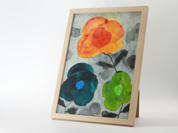 Tusche-Malerei: Drei Blüten orange, blau und grün auf Anthrazit