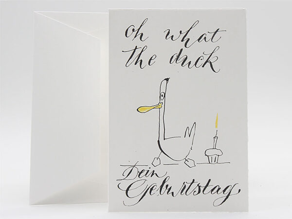 Grußkarte zum Geburtstag mit der Aufschrift „oh what the duck Dein Geburtstag“ und einer Zeichnung einer Ente mit Törtchen und Kerze. Es handelt sich um eine Originalzeichnung mit Feder, Tusche und Aquarellfarbe. Die Klappkarte hat das geschlossene Format 10 x 15 Zentimeter und wird mit einem passenden Umschlag ausgeliefert. Es handelt sich um eine hochwertige Karte aus Büttenpapier mit Büttenpapierrand.